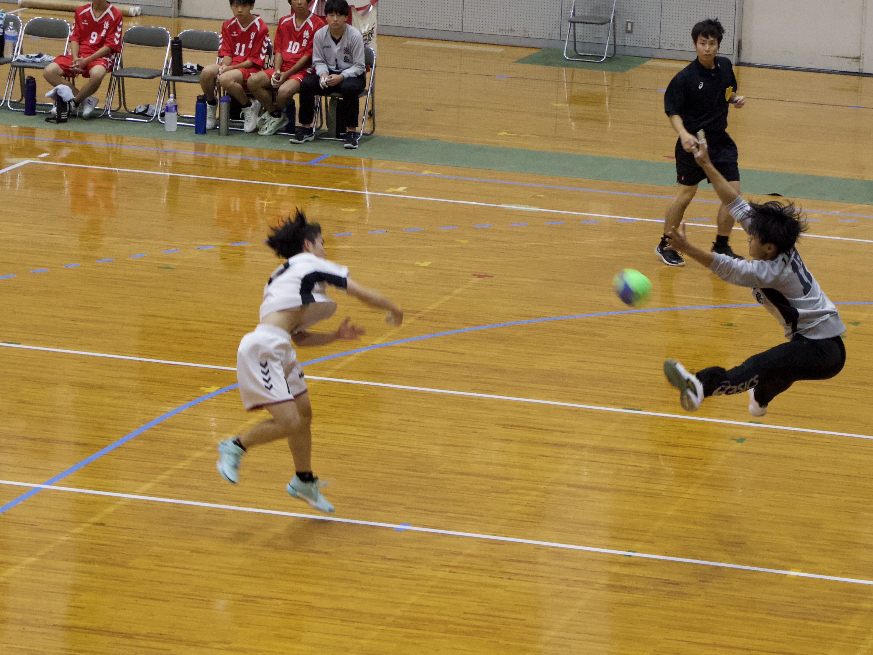 鳴門，速攻からシュートを放つ