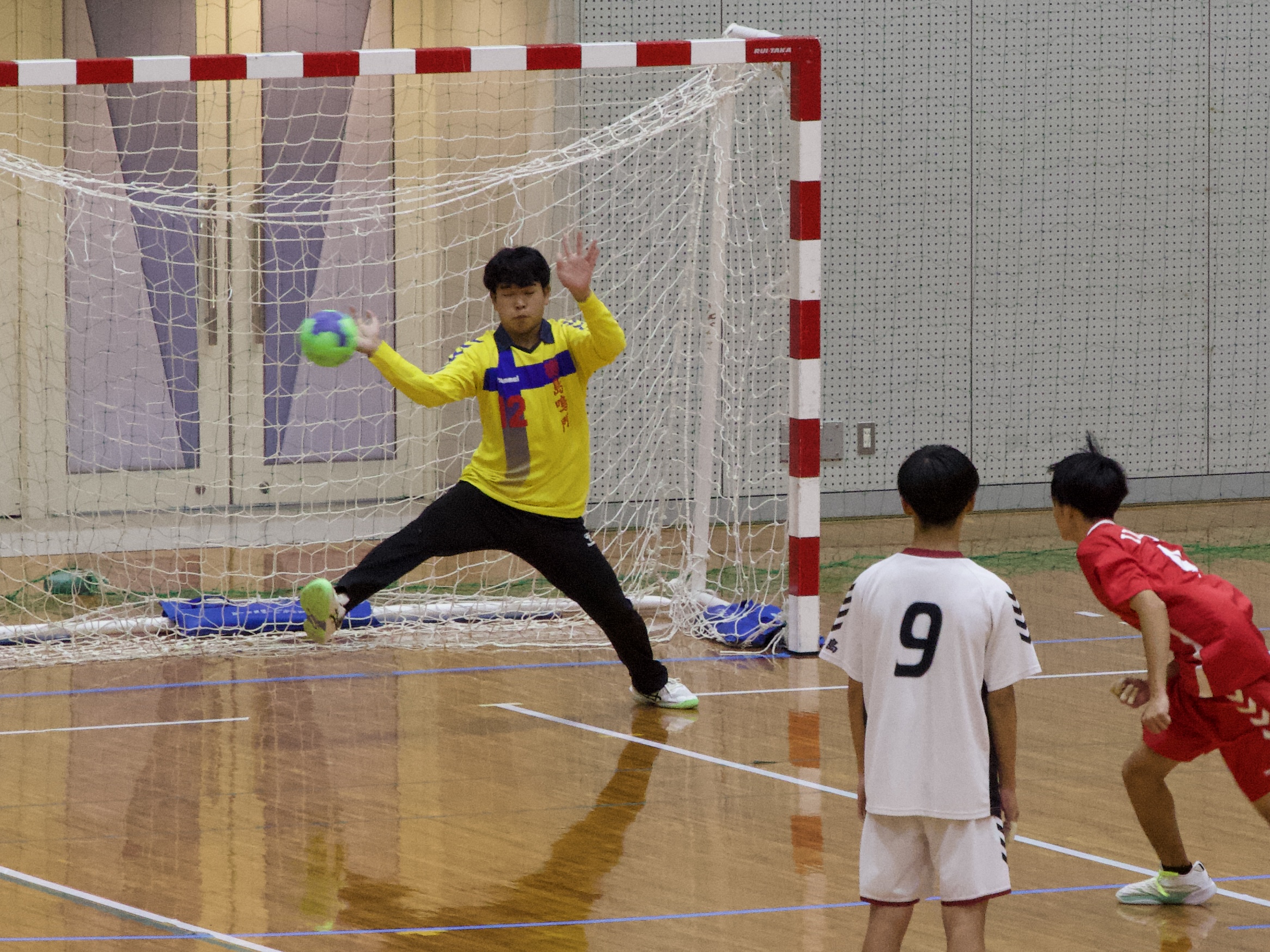 池田の7mスローを阻む鳴門GK