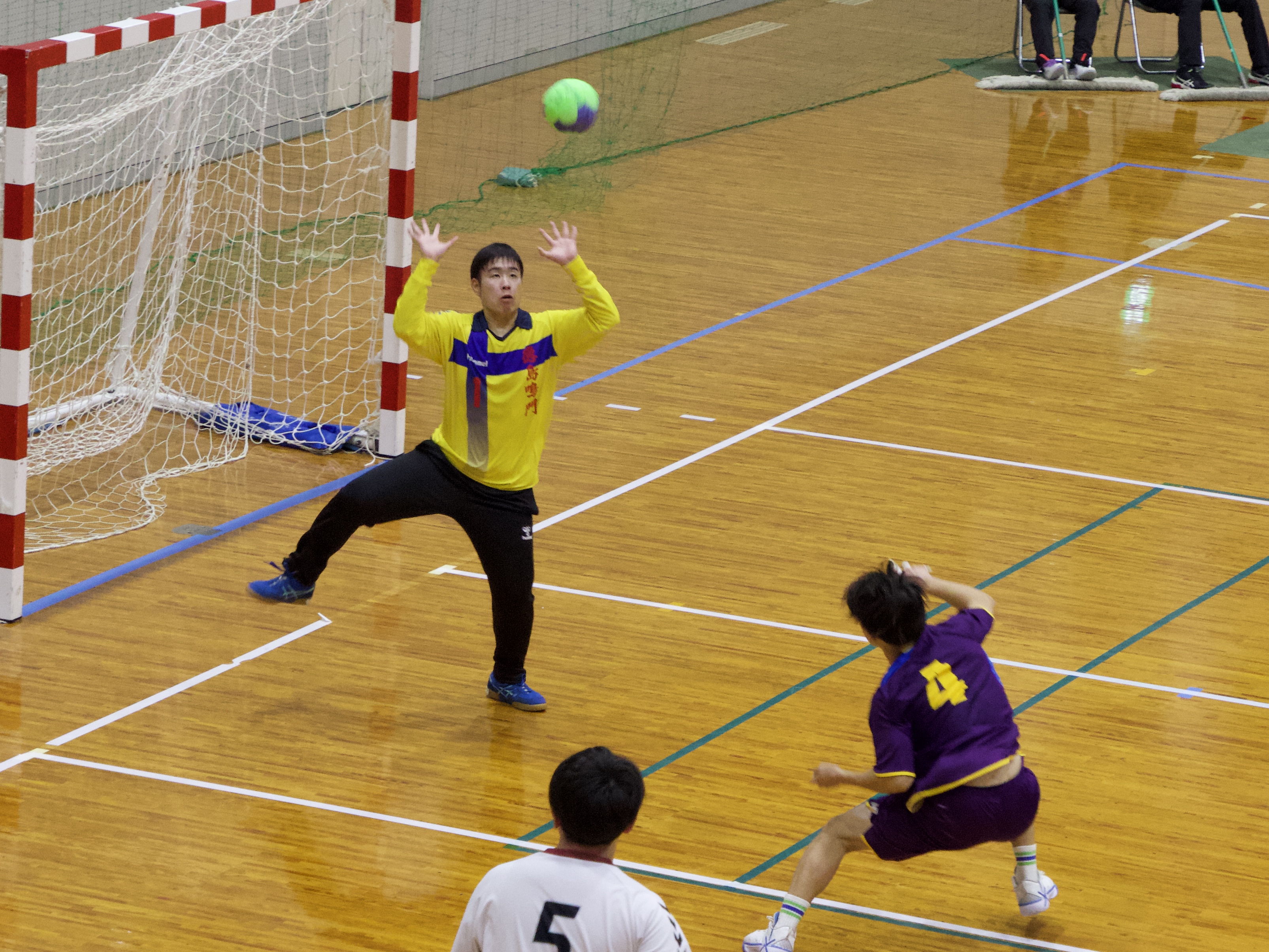 鳴門GK、徳島市立のループシュートに対応する