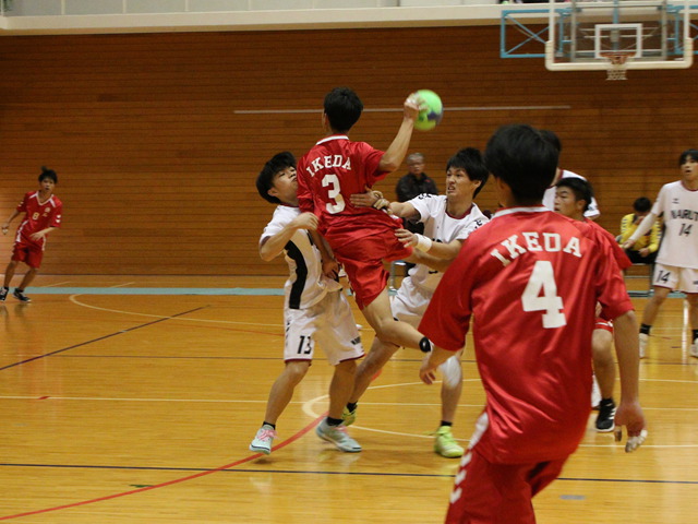 ゴール前で体を張ってディフェンス