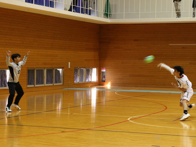 7mスローでシュートを放つ