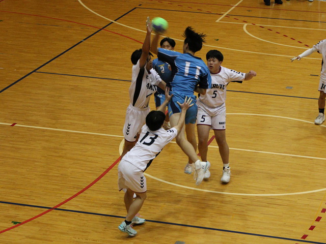 ゴール前でシュートからゴールを守る