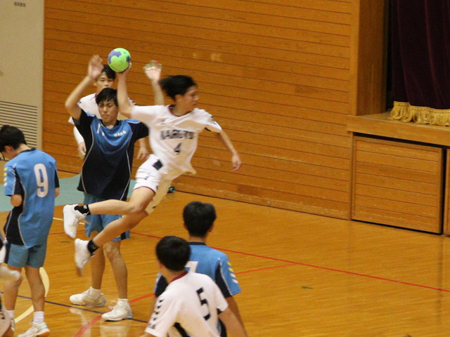 敵ディフェンスを突破してシュート