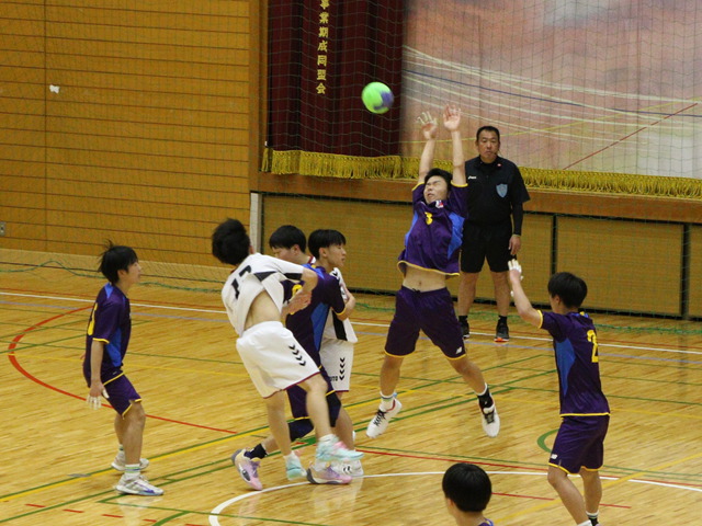 敵ディフェンスの上からシュートを放つ