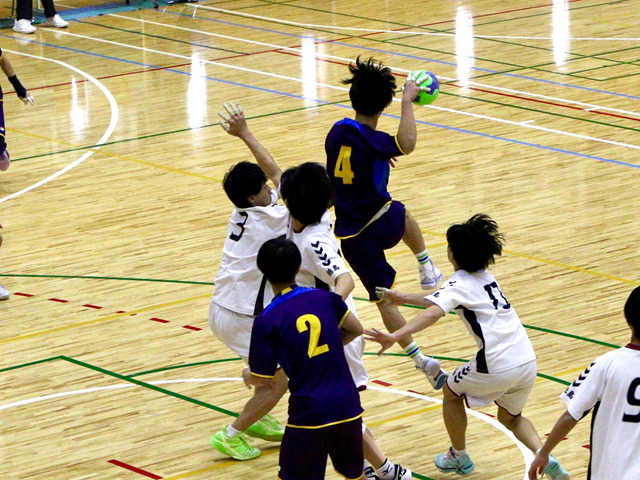 強引にシュートに来る敵選手を止めにかかる