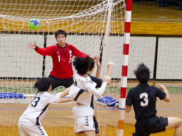 シュートを打たせまいと頑張るディフェンス