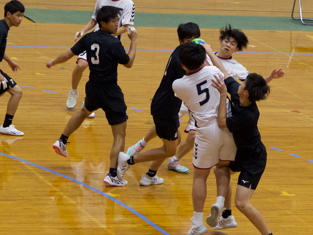 ゴール前の混戦からシュートを試みる