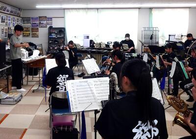 【吹奏楽部】作曲家・尾方先生が来校されました　２