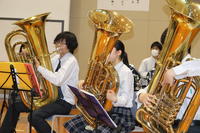 【吹奏楽部】雨を恨んで，校内で発表会7