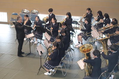 【吹奏楽部】入学式で演奏しました